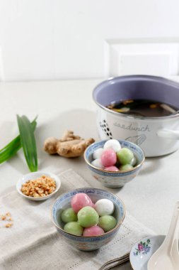 Ronde, Endonezya Geleneksel Sıcak Zencefil İçeceği ile Glutinous Rice Dumpling Balls. Tangyuan olarak bilinir. 