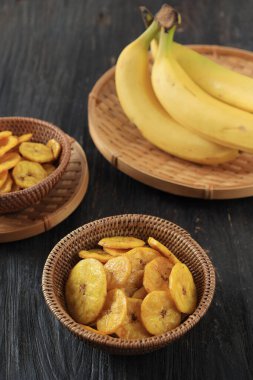 Çıtır tatlı muz cipsi ya da dilimlenmiş muzlu ve şekerli Keripik sidiği. Tahta kasede servis edildi.