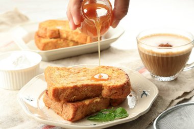 Kahvaltı için yumurtalı ekmeğe Akçaağaç Şurubu ya da Ballı Tost