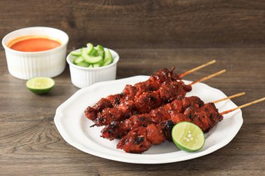 Sate Ratu 'yu kapat, Baharatlı Tavuk Satay ve Baharatlı Kırmızı Spice. Yogyakarta 'dan ünlü Endonezya yemekleri. CUcumber ve Baharatlı Çorba ile servis edilir.