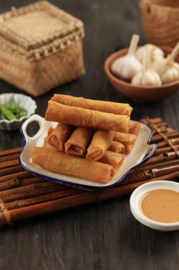 Çin Yumurtalı Rolls, Kızarmış Chives Spring Rolls veya seramik tabakta Gui Chai. Gorengan Lumpia 