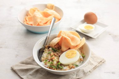 Bubur Ayam Diaduk, Kahvaltı için Endonezya Rice Chicken Lapası, Karıştırma ve Karıştırma ile Servis