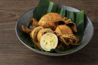 Gulai Cumi Isi Tahu. Hint cevizi sütüyle pişirilmiş körili kalamar dolması, Warung Nasi Padang Menüsü