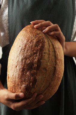 Baker Holding 'in Kadın Eli Taze Fırınlanmış Ekmek Ülke Ekmeği 