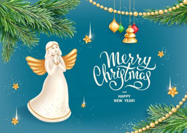 Mutlu Noeller tebrik kartı. Altın kanatlı Noel meleğinin gerçekçi beyaz seramik biblosu, kürk ağacı dalları ve Noel ağacı oyuncakları. Vektör çizimi. Yeni Yıl Tasarımı Şablonu