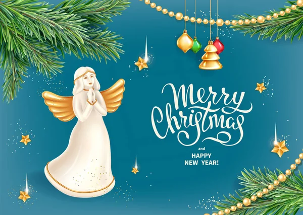 圣诞快乐贺卡 现实的白色陶瓷形象的圣诞天使 金色的翅膀 毛皮树的树枝和圣诞玩具 矢量图解 新年设计模版 — 图库矢量图片