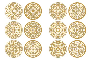 Beyaz arkaplanda, Kazak tarzında izole edilmiş farklı altın süslemeleri olan vektör seti. Yuvarlak dekor iki varyantta, pozitif ve negatif. Antik göçebelerin ulusal modelinin elementleri