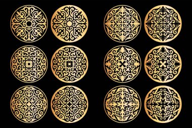 Siyah arka planda izole edilmiş Kazak tarzında farklı altın süslemeler. Yuvarlak dekor iki varyantta, pozitif ve negatif. Antik göçebelerin ulusal modelinin elementleri