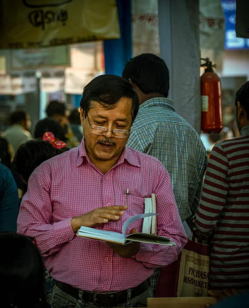 Kolkata Índia Fevereiro 2023 Homem Envolvido Leitura Livro Entre Multidões — Fotografia de Stock