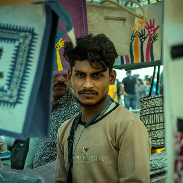 Kolkata India Febrero 2023 Joven Empresario Que Vende Bolsos Elegantes —  Fotos de Stock