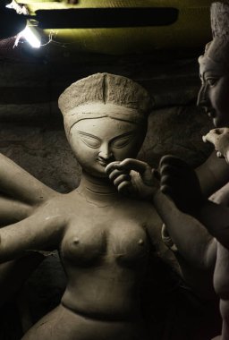 Kolkata, Kumartuli 'de yapılacak Durga Puja festivali için tanrıça Durga' nın kil idolü. Yüze seçici odaklanma