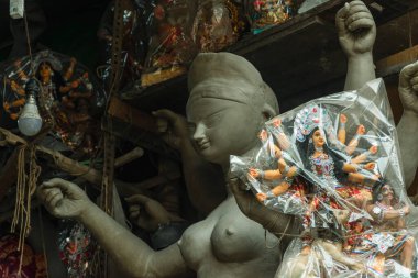 Kumartuli, Kolkata 'daki Devi Durga' nın çeşitli kil putları. Seçici odak