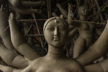 Kolkata, Kumartuli 'de yapılacak Durga Puja festivali için tanrıça Durga' nın kil putu. Seçici odak.