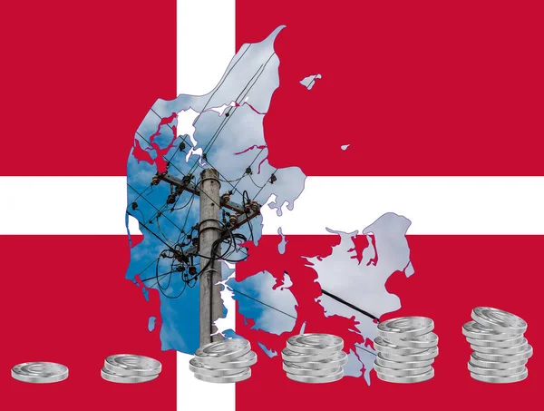 国旗をイメージしたデンマークの概要地図 マップ内の電源ライン ユーロ硬貨のスタック コラージュ エネルギー危機 — ストック写真