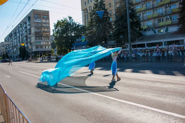 Dnipro Ukraina 2021 Medborgarna Firar Stadsdagen Rollerblading Dansare Viftar Med — Stockfoto
