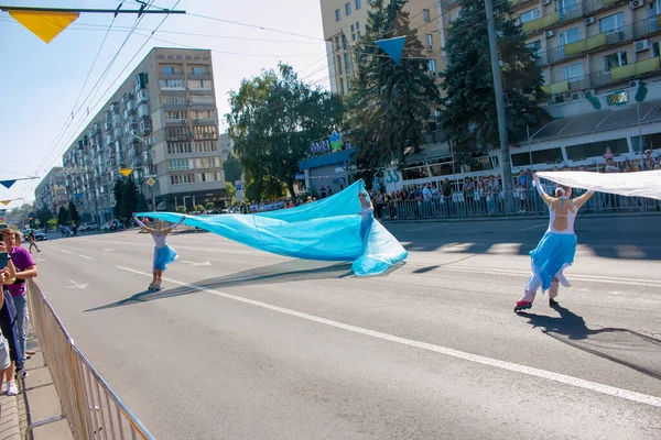 Dnipro Ukraina 2021 Obywatele Świętują Dzień Miasta Tancerze Rolkach Machający — Zdjęcie stockowe