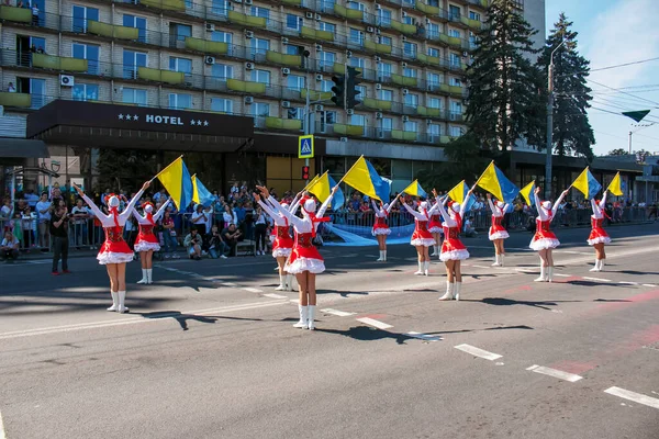 Dnipro Ukrayna 2021 Vatandaşlar Şehir Gününü Kutluyor Ukrayna Bayrakları Sallayan — Stok fotoğraf