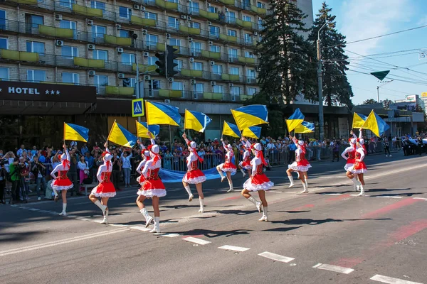 Dnipro Ukrayna 2021 Vatandaşlar Şehir Gününü Kutluyor Ukrayna Bayrakları Sallayan — Stok fotoğraf