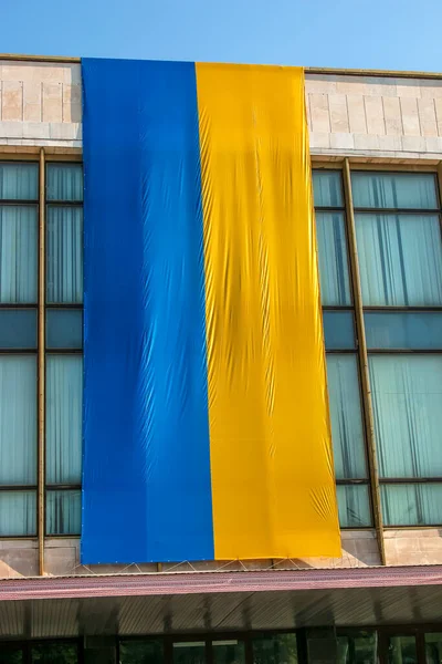 Bandeira Nacional Ucrânia Treme Vento Símbolo Nacional Povo Ucraniano Edifício — Fotografia de Stock