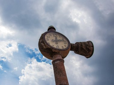 Nitra, Slovakya - 06.17.2022: Eski kentteki müzikal saat Nitra 'nın manzaralarından biridir.