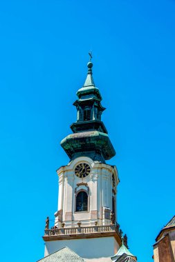 Slovakya 'daki Nitrograd Şatosu' ndaki Fransisken Kilisesi 'nin en iyi manzarası..