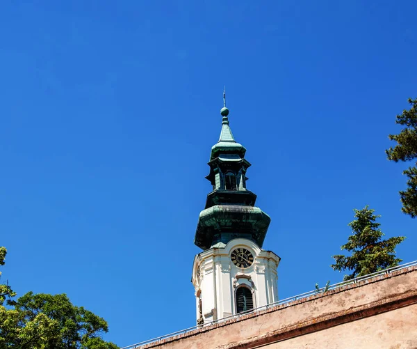 スロバキアのニトラ市にあるニトログラード城のフランシスコ会教会のトップビュー — ストック写真