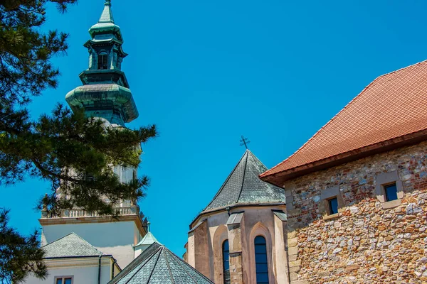 スロバキアのニトラ市にあるニトログラード城のフランシスコ会教会のトップビュー — ストック写真