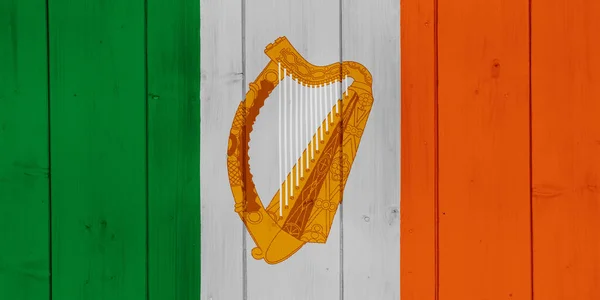 아일랜드의 국기와 배경에는 아일랜드의 문장이 새겨져 콜라주 — 스톡 사진