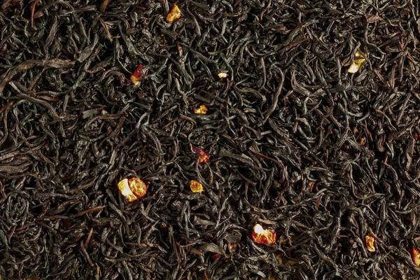 红茶干红茶和草莓干片的混合物 作为背景 — 图库照片