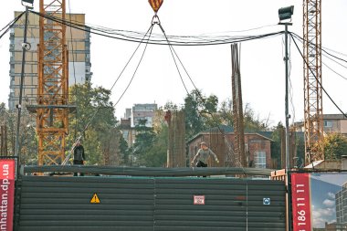 Dnipro, Ukrayna - 10.22.2022: Bir vinçle yapılan beton işçiliği takviyesi. Konut inşaatı