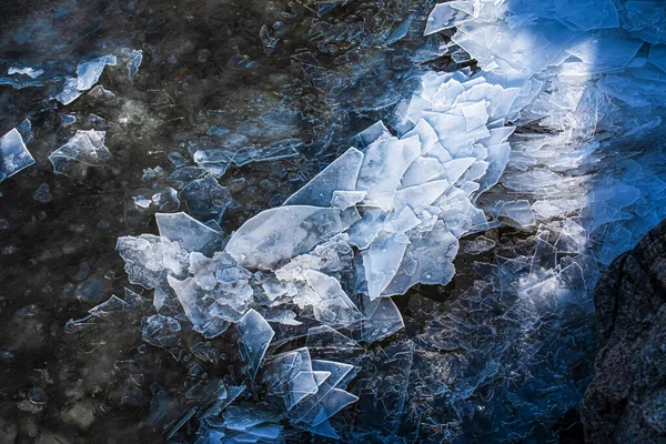川の氷の表面 氷期の氷と水の断片の質感 冬の背景 — ストック写真