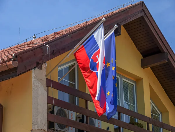斯洛伐克尼特拉 2022 与斯洛伐克和欧洲联盟旗帜一起建造 — 图库照片