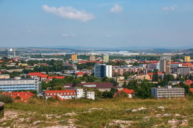 Kalvaria dağından Slovakya 'daki Nitra şehrinin manzarası