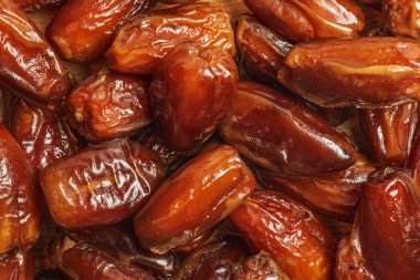 Tomurcukları birbiri üzerine dizilmiş uzun boylu hurma ağaçları yetiştirdik. Sağlıklı yiyecekler. Sağlıklı yemek..