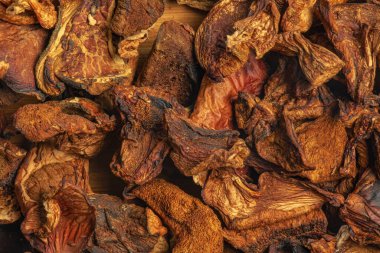 Ahşap bir masaya kuru porcini mantar. Gıda arka plan. Rustik tarzı.