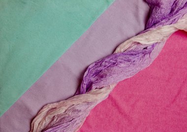 Açık pamuklu kumaş kompozisyonu leylak-pembe renkte. Kumaşların geçmişi. Tekstil dokusu.