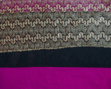 Siyah bordo arka planda bej rengi açılış danteli