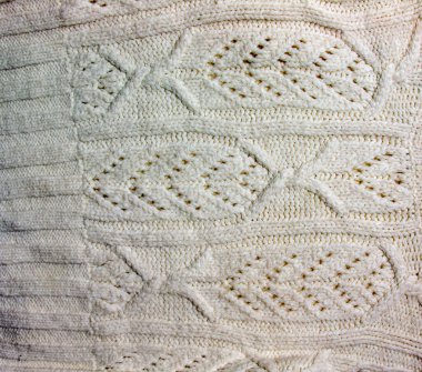 Büyük bir örgü süveter ya da atkı dokusu. Kabartma desenli örülmüş bir arka plan. Yün el ya da makine örgü. Kumaş arkaplanı.