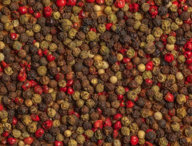 Arka plan olarak biber karışımı. Çok renkli baharat biberlerinin karışımı..