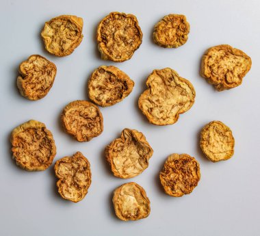 Arka plan olarak kurutulmuş patlıcan. Kurumuş patlıcan dokusu arka planı.