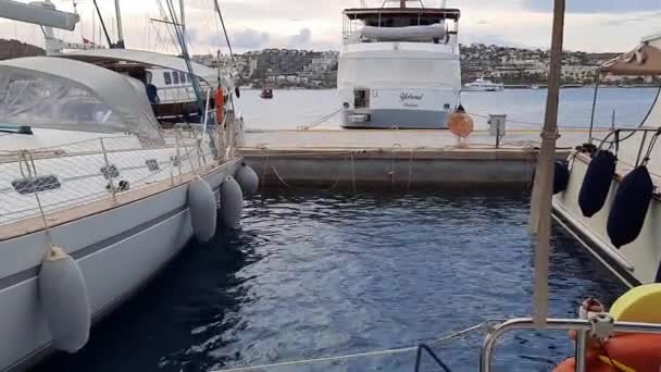 Bodrum Turkey 2021 Stern Mooring Sailboat Dock Sea Pier View — Vídeos de Stock