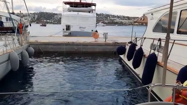 Bodrum Turkey 2021 Stern Mooring Sailboat Dock Sea Pier View — Vídeo de stock