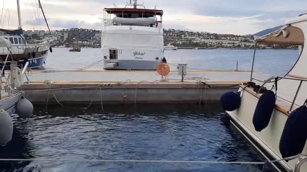 Bodrum Turkiet 2021 Stern Förtöjning Segelbåt Bryggan Vid Havet Piren — Stockvideo