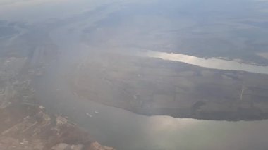 Ukrayna 'nın Zaporozhye kenti yakınlarındaki Dinyeper Nehri' nin görüntüsü uçan bir uçağın kabininden..