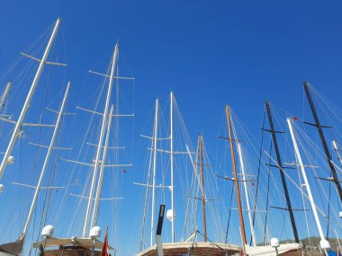 Bodrum limanından tekne ve yat direkleri. Türkiye.