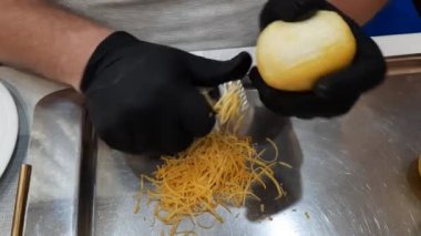 Siyah eldivenli erkek eller özel bir bıçakla limonun tadını alıyor..