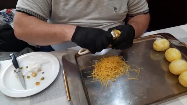 Mani Maschili Guanti Neri Tolgono Scorza Limone Con Coltello Speciale — Video Stock