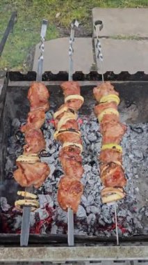 Şişe asılmış ızgara et sıcak kömür ve dumanla kızartılır. Şişler otomatik olarak dönüyor..