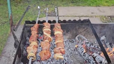 Şişe asılmış ızgara et sıcak kömür ve dumanla kızartılır. Şişler otomatik olarak dönüyor..