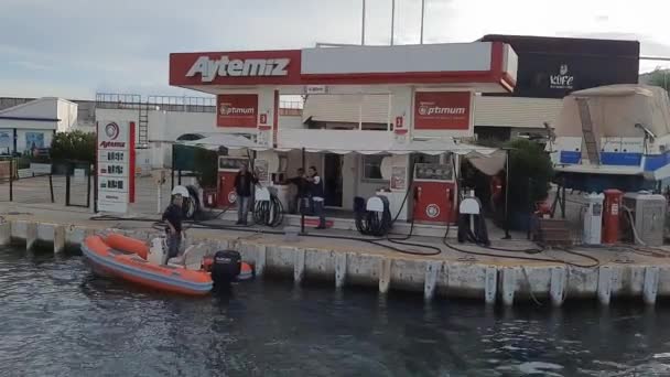 Bodrum Turquía 2021 Yate Llega Para Repostar Puerto Deportivo Bodrum — Vídeo de stock